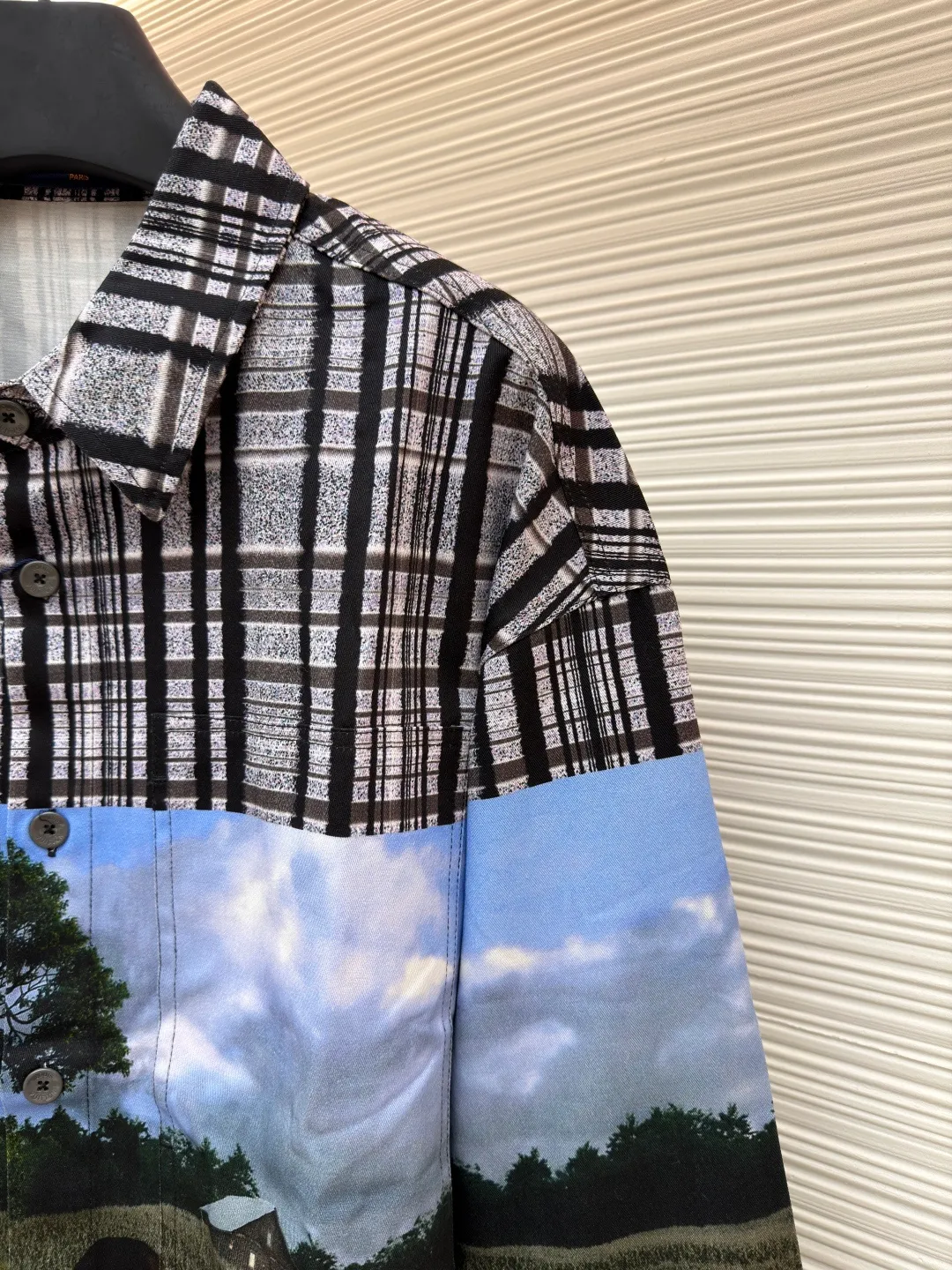 LOUIS VUITTON plaid stills printed shirt ●Original version: 13100 purchased and developed ●Item number: 1681280-B70 ●Fabric: cotton twill gauze fabric ●Technology: printing process ●Color: color printing ●Version: fitted version ●Weight: about 505 grams ●Size: XS-S-M-L ●Description: The fabric is made of [21s*16s Cotton twill gauze card], [warp and weft density 128*60], purchased the Y version [scanning flower positions to make printing drawings], using [semi-bleached cloth], paper pattern positioning flowers in each position to perfectly restore the Y version flower position, using [digital paint direct injection printing technology] printing, [laser burning] precise cutting Cut-out pieces, front and rear panels [horizontal line counterpoint flowers], front panel [restored flowers], double front patch pockets all [restored flowers], back panel + collar + collar line [vertical stripes counterpoint flowers], the entire garment requires extremely high accuracy in the printing package, and comes with [glossy topcoat square holes with logo hand-stitched buttons]. The overall wiring is straight and delicate, the fabric is comfortable and soft, and the color is consistent without color difference. It can be matched with the same style to create a fashionable look and control various occasions. Customized accessories, complete with three standards, same style for men and women!